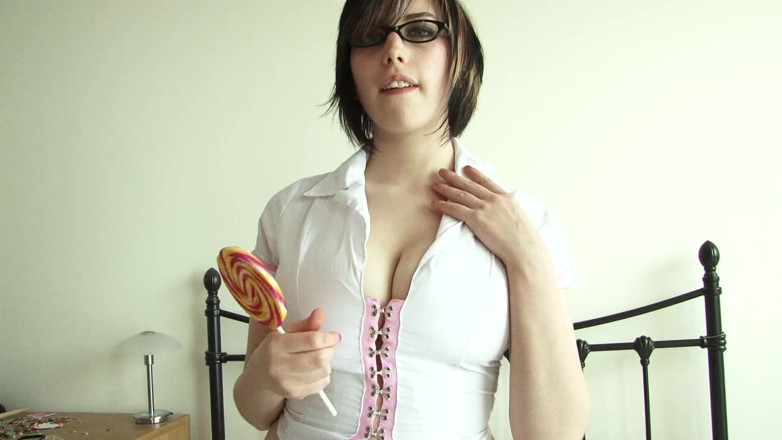 Lesbian Illusion: Wielkie cycki brunetki w mundurze college'u liżą swoje cukierki