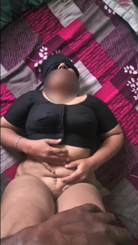 Sexy desi žena v domácnosti v černé haleně Tvrdě ošukaná a kundička creampie