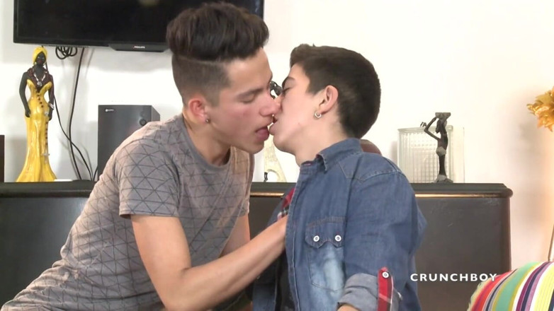 Straight boys but needing sex: Latino twink follada a pelo por su amigo heterosexual después...