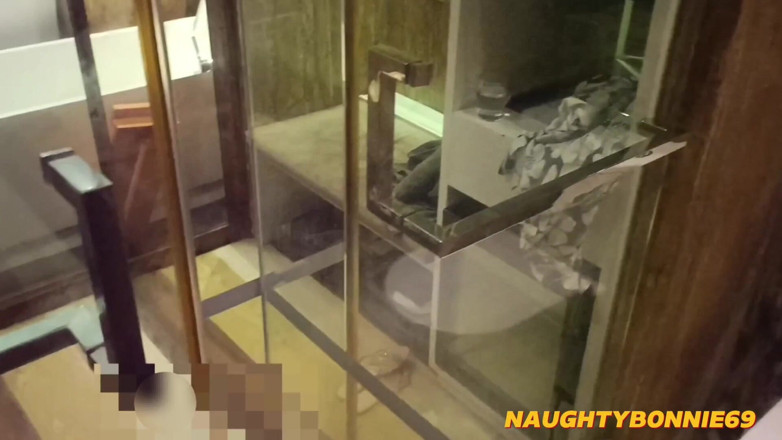 naughty bonnie: Ma femme d’ami vient dans ma chambre