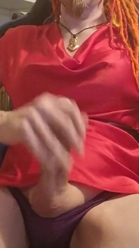 Eine wichspause bei der arbeit in einem sexy roten satin haben