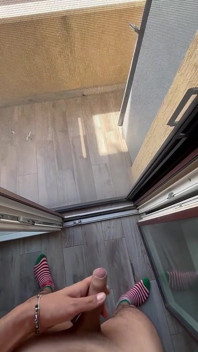 Să ejaculeze de pe balcon aproape prins de vecini