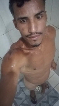 Brasileña morena de 16 cm de grosor en la ducha - polla peluda y dura dándose una ducha caliente