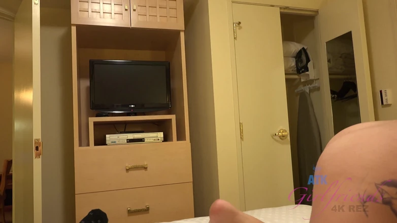 ATK Girlfriends: Alexis WOW с вами с ее сексуальным входом в шелковой халате.