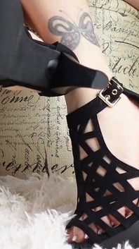 Miluji způsob, jak straps objímají moje nohy, způsob, jakým criss cross na mé kůži