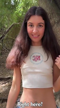 Autoestopista cachonda quiere chupar y follar en un viaje de campamento - sexo arriesgado y caminata con leche