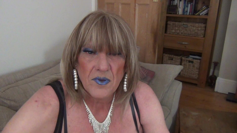 Mature Tina TV: Batom azul, madura puta da TV britânica