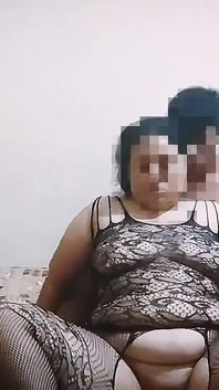 Il corpo paffuto della mia figliastra è sexy con la sua lingerie