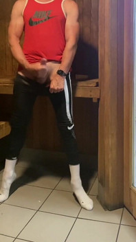 Dilf jockdad87 знову збуджена в сауні!
