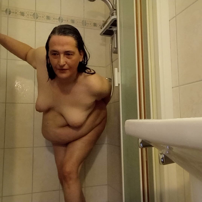 SchwarzeGraefin: En la ducha - mi culo redondo muy cerca