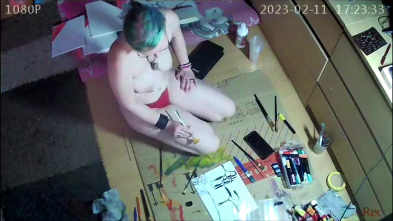 KittieNoOne: Przyłapany na malowaniu nago ponownie