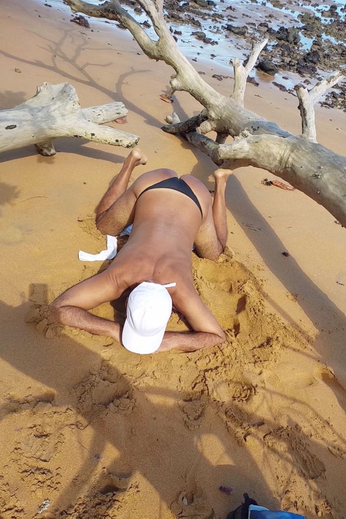 Ladysilvas: Ladysilva en la playa en bragas con su culo caliente