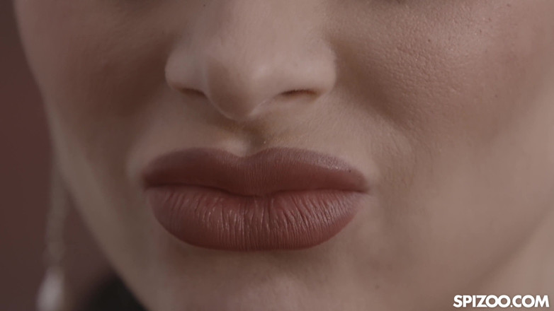 Spizoo: Jenny Doll încearcă sexul în latex cu terapeutul ei