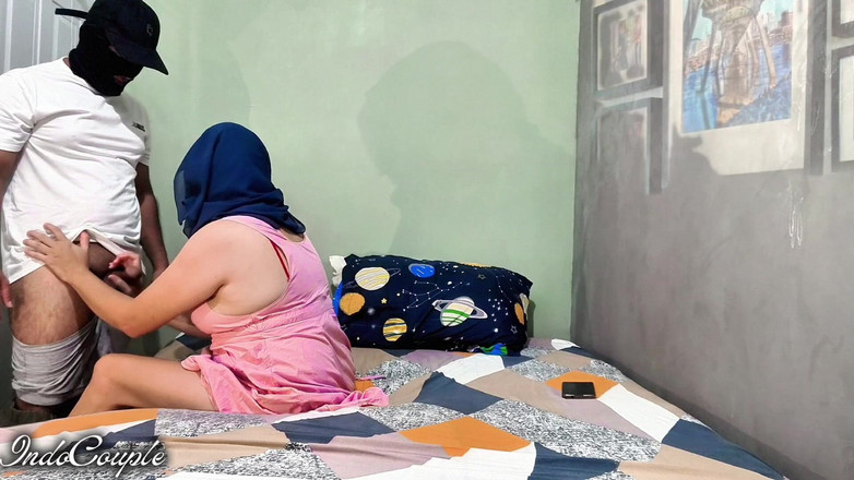 Indo Couple: Ho sorpreso la mia sorellastra calda a masturbarsi e sborrata...