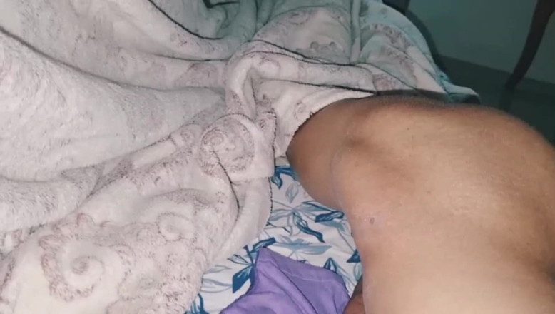 Nickey: Roztomilá štíhlá Sissy Femboy masturbuje ptáka v kalhotkách nevlastní sestry a...