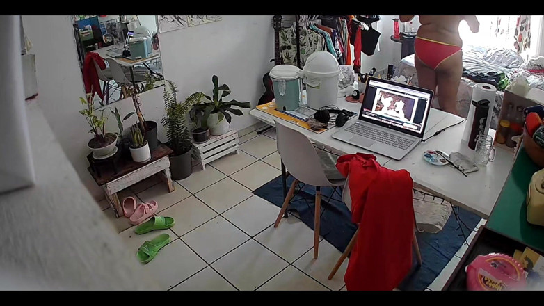 Karmicoxv: Di kamar istriku waktu aku lagi nggak di rumah