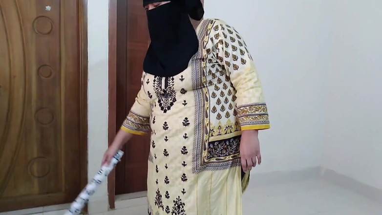 Aria Mia: Culo grosso e tette enormi cameriera hijabi scopata dal proprietario...