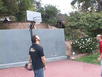 Hot and Wet: Tři randy bílé chlápky gangbang chtivou černou holku po tenisové hře