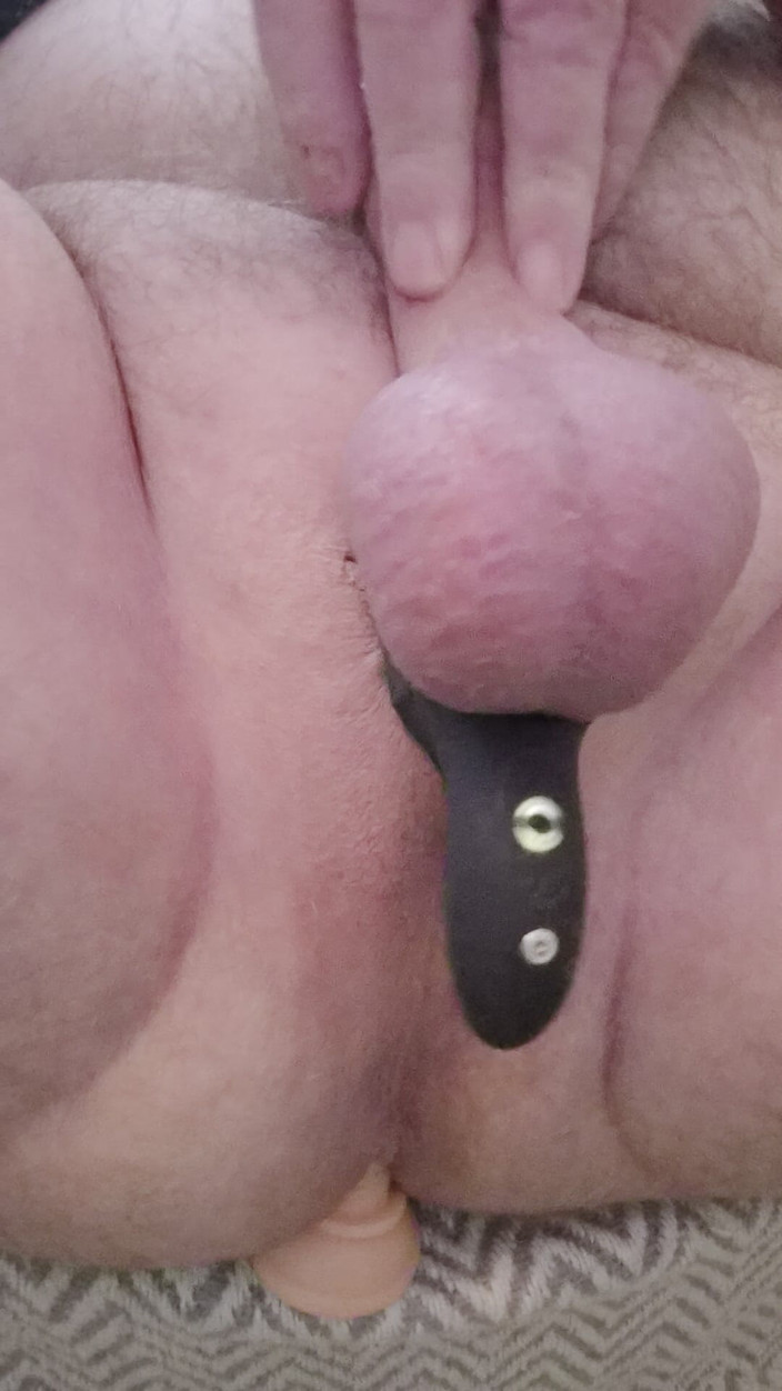 Pellefnatt: おじいちゃんはフットチェアに座り、お尻にディルドを入れてチンポをいじる