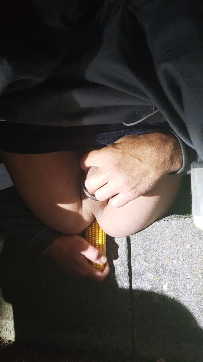 Morbosete000: Sodomie au travail avec un épi de maïs