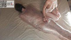 Night Games: J'ai enveloppé le mec dans un film étiré, je l'ai baisé...