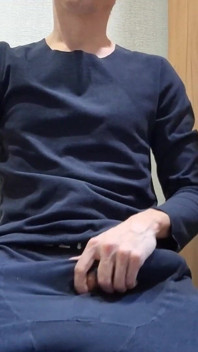 Chico europeo fumando y masturbándose su gran polla