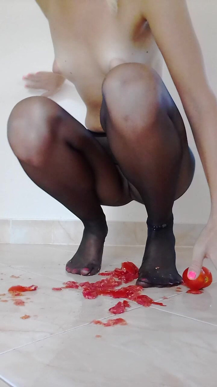 MissAnja_FH: 흑인 팬티 스타킹을 입은 토마토 분쇄