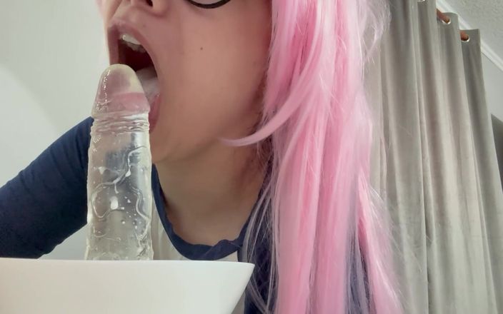 AmayaMori: Chupo un consolador lechoso y mucha leche entra a mi...