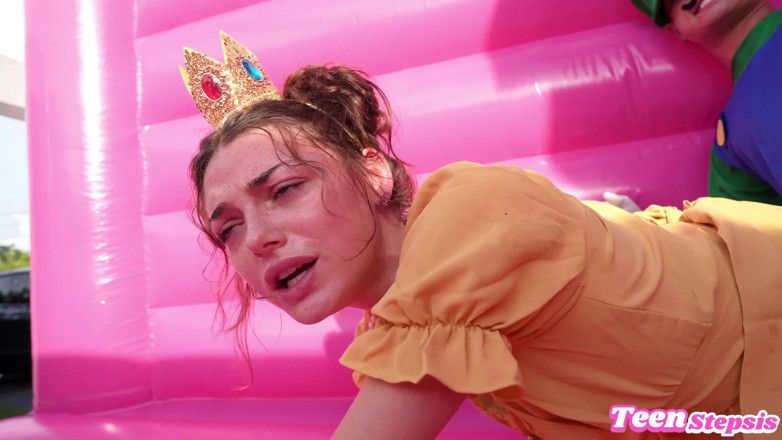 Teen StepSis: Luigi fickt prinzessin Peach im Hüpfburg