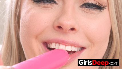 GIRLSDEEP Closer & Wet: GIRLSDEEP näher & nass - ich liebe es, an dingen zu lutschen