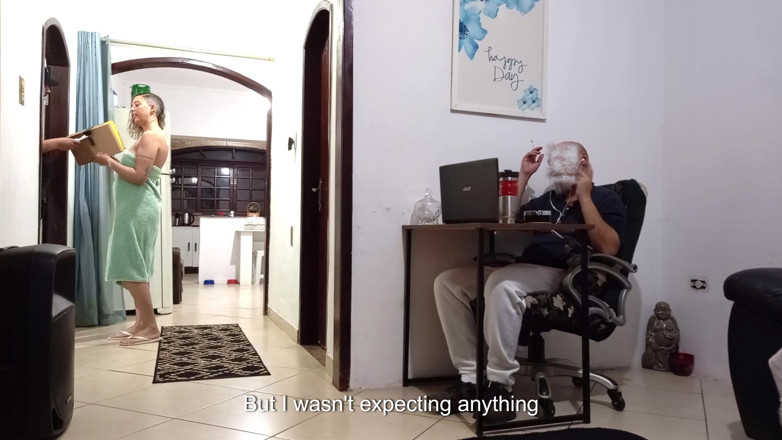 Gabi SweetCouplesStories: Kocası işteyken, karısı kuryeyi alır.