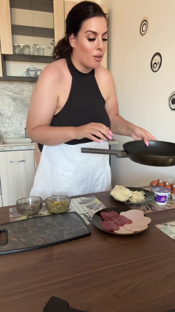 Young_strawberry: Stiefmoeder kookt bloopers van chef-kok tot ramp