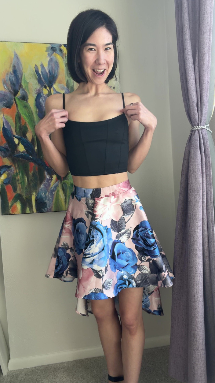 Ms_Emmy_Lynn: Атласна спідниця без трусиків дражнить