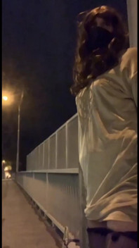 Une petite pute s'enfile un gode en transition