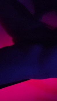 ハードコアBDSM乱交。男たちが鎖に縛られた女とセックス、そしてベッド、集団性交。