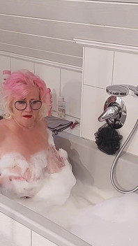 Rijpe tgirl streelt kloppende pik in het bruisende bad climax