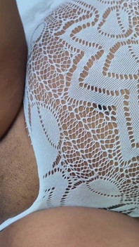 ケイリマーはチンポに飢え、彼女はしゃぶり始め、それから来て大きな白いコックに乗り、彼女のマンコに精液でいっぱいになります