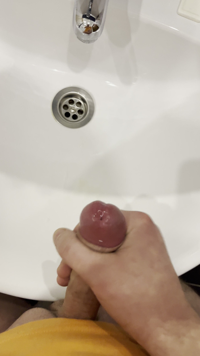 Young cum: Pria itu masturbasi di kamar mandi dan, merekam semuanya dari...