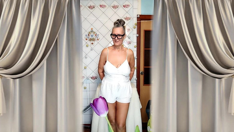 Lukerya: ホットな主婦ルケリヤが洗濯機で自慰、ロシアのMILFソロ、白いショートパンツでからかう