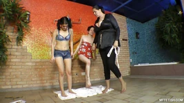 Dev kız Cinthia iki sıska midilli kızın üstüne çıkıyor