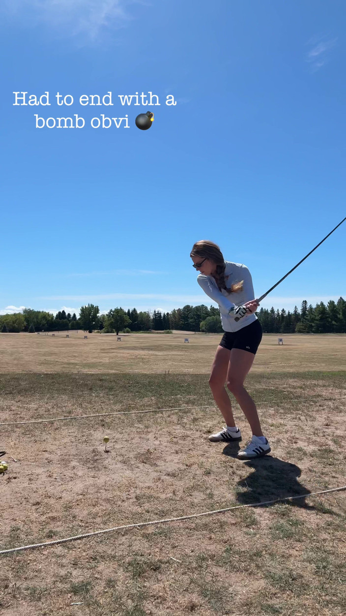 Nadia Foxx: Öffentlicher orgasmus an der Driving range