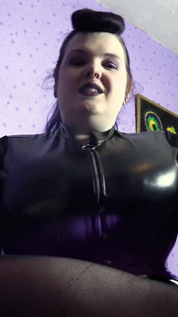 Fumando nel mio corsetto viola