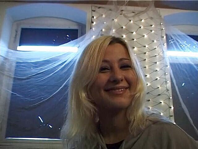 Lucky Wankerz: Блондинка з маленькими цицьками смокче член після дилдо в кицьку