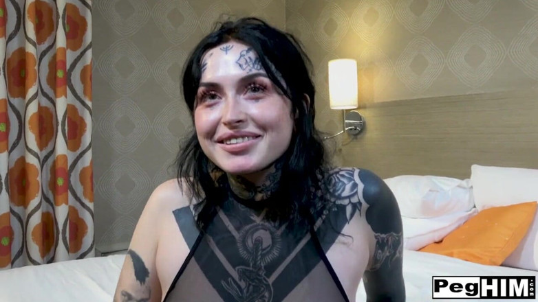 PEGHIM: Tatuadas grandes tetas naturales, Honey Milk, cinturonga en un hotel