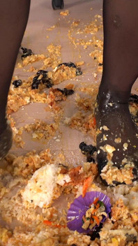 Rin Amamiya, senhora do escritório esmagando comida com saltos e meias