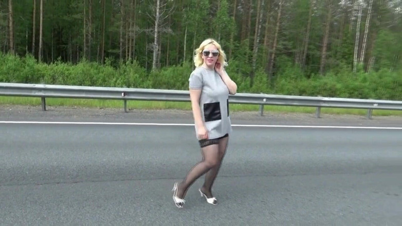 Nylon-Heels: На дорозі гаряча мілфа показує свою кицьку
