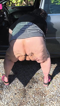 Mijando prostituta na floresta na porta do carro bem aberta sendo pega ela é uma esperança