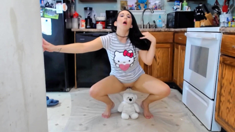 Femdom Austria: She pisses on her teddy bear