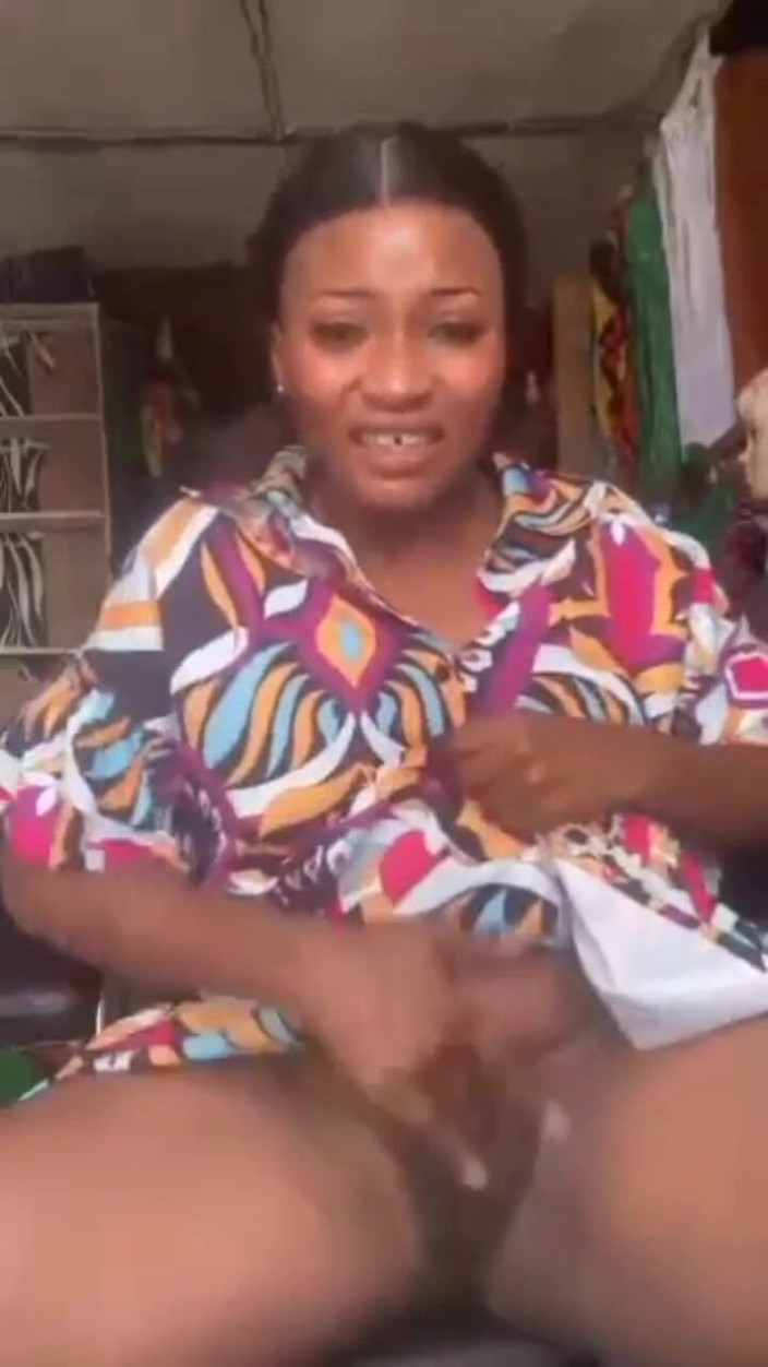 Me and my new slut: Masturbazione pubblica di una mamma arrapata che gioca con la...