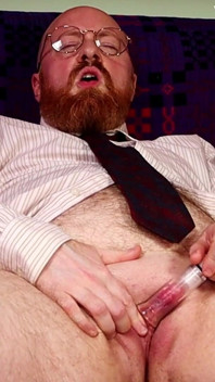 POV: Seu papai trans mostra como uma bomba pode fazer seu pau pequeno parecer maior